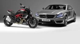 Mercedes CLS 63 AMG 2012 - przód - reflektory włączone