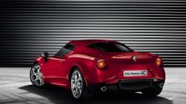 Alfa Romeo 4C (2013) - tył - reflektory włączone