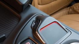 Opel Insignia Facelifting (2013) - tunel środkowy między fotelami