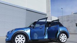 Mini Cooper S 2014 - wersja 5-drzwiowa - lewy bok - drzwi otwarte