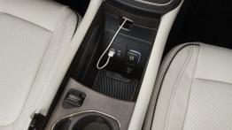 Chrysler 200C (2015) - tunel środkowy między fotelami