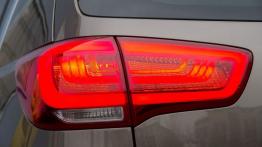 Kia Sportage III Facelifting (2014) - lewy tylny reflektor - włączony