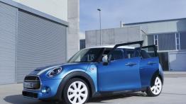 Mini Cooper S 2014 - wersja 5-drzwiowa - lewy bok - drzwi otwarte
