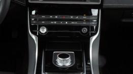 Jaguar XE 2.5t R-Sport Bluefire (2015) - konsola środkowa