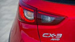Mazda CX-3 SKYACTIV-G AWD (2015) - lewy tylny reflektor - włączony