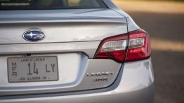 Subaru Legacy VI (2015) - prawy tylny reflektor - włączony