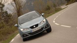Seat Ibiza 2008 - przód - reflektory włączone
