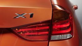 BMW X1 Facelifting - prawy tylny reflektor - włączony