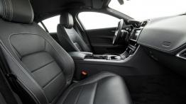 Jaguar XE 2.5t R-Sport Bluefire (2015) - widok ogólny wnętrza z przodu