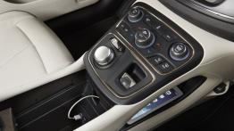 Chrysler 200C (2015) - tunel środkowy między fotelami