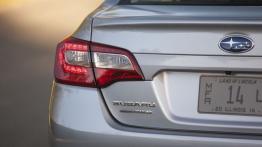 Subaru Legacy VI (2015) - lewy tylny reflektor - włączony