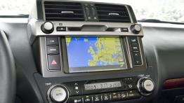 Toyota Land Cruiser 2.8 D-4D (2016) - konsola środkowa