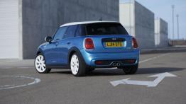 Mini Cooper S 2014 - wersja 5-drzwiowa - widok z tyłu
