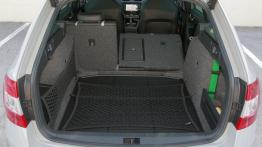 Skoda Octavia III RS Kombi 2.0 TDI (2013) - tylna kanapa złożona, widok z bagażnika