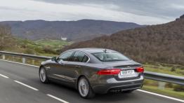 Jaguar XE 2.0d Ammonite Grey (2015) - widok z tyłu