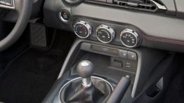 Mazda MX-5 IV Soul Red (2015) - konsola środkowa