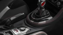 Peugeot RCZ R (2013) - tunel środkowy między fotelami