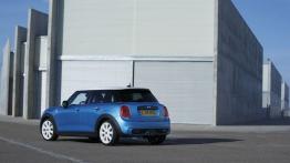 Mini Cooper S 2014 - wersja 5-drzwiowa - widok z tyłu