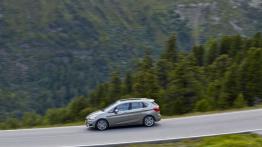 BMW 225i Active Tourer (2014) - lewy bok