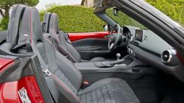 Mazda MX-5 IV Soul Red (2015) - widok ogólny wnętrza z przodu