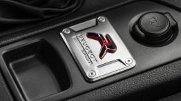 Peugeot RCZ R (2013) - tunel środkowy między fotelami