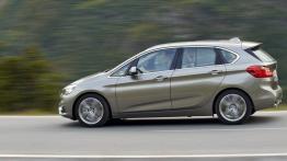 BMW 225i Active Tourer (2014) - lewy bok