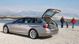 BMW Seria 5 F11 - tył - bagażnik otwarty