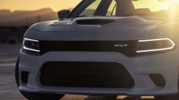 Dodge Charger SRT Hellcat (2015) - przód - reflektory włączone