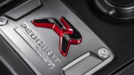 Peugeot RCZ R (2013) - tunel środkowy między fotelami