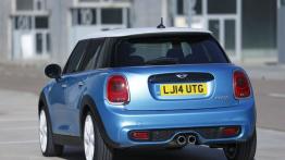 Mini Cooper S 2014 - wersja 5-drzwiowa - widok z tyłu