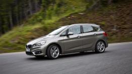 BMW 225i Active Tourer (2014) - lewy bok