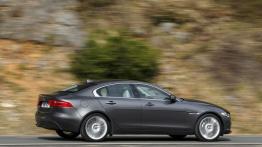 Jaguar XE 2.0d Ammonite Grey (2015) - widok z tyłu