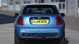 Mini Cooper S 2014 - wersja 5-drzwiowa - widok z tyłu