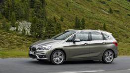 BMW 225i Active Tourer (2014) - lewy bok