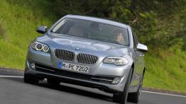 BMW serii 5 ActiveHybrid - przód - reflektory włączone