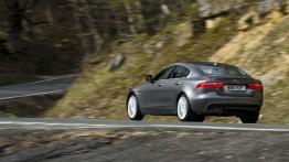 Jaguar XE 2.0d Ammonite Grey (2015) - widok z tyłu