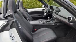 Mazda MX-5 IV White (2015) - widok ogólny wnętrza z przodu