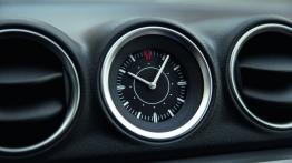 Suzuki Vitara 2015 - zegarek na desce rozdzielczej