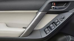 Subaru Forester IV - wersja europejska - drzwi kierowcy od wewnątrz