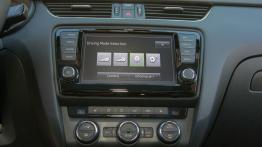 Skoda Octavia III RS Kombi 2.0 TDI (2013) - ekran systemu multimedialnego
