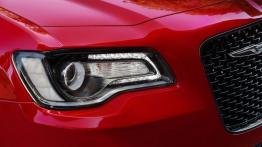 Chrysler 300S 2015 - prawy przedni reflektor - włączony