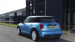Mini Cooper S 2014 - wersja 5-drzwiowa - widok z tyłu