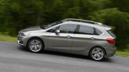 BMW 225i Active Tourer (2014) - lewy bok
