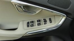 Volvo V40 II - sterowanie w drzwiach