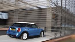 Mini Cooper S 2014 - wersja 5-drzwiowa - widok z tyłu