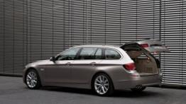 BMW Seria 5 F11 - tył - bagażnik otwarty