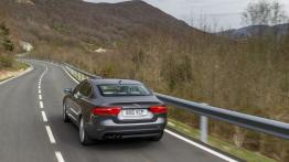Jaguar XE 2.0d Ammonite Grey (2015) - widok z tyłu