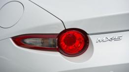 Mazda MX-5 IV White (2015) - lewy tylny reflektor - włączony
