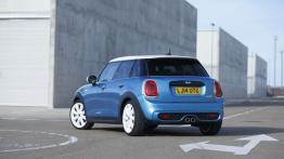 Mini Cooper S 2014 - wersja 5-drzwiowa - widok z tyłu