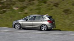 BMW 225i Active Tourer (2014) - lewy bok